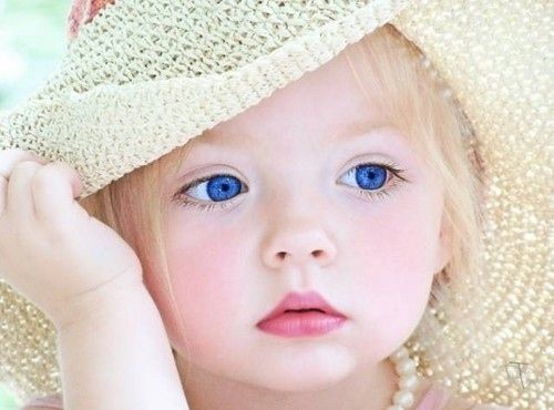 baby-blonde-blue-eyes-girl-hat-Favimcom-
