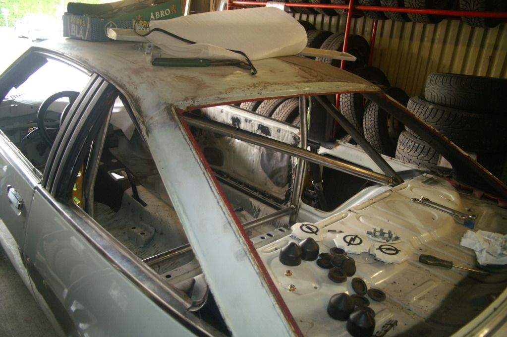 http://i1090.photobucket.com/albums/i366/GG-CJ956/Opel%20Manta%20B%20i400%20projekt/PICT4714.jpg