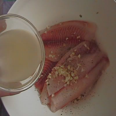 filetes de pescado con ensalada de pepino