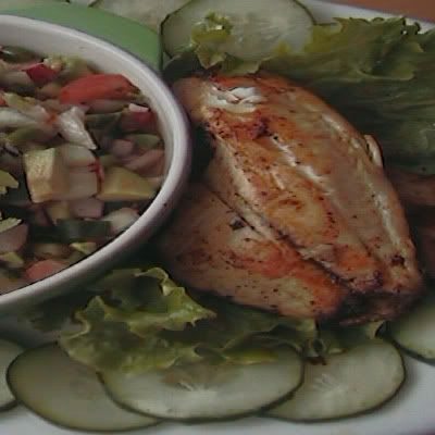 filetes de pescado con ensalada de pepino