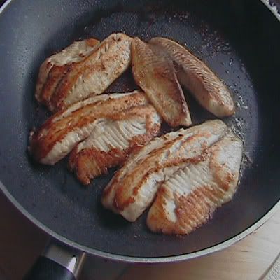 filetes de pescado con ensalada de pepino