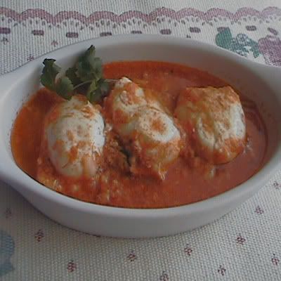 Huevos ahogados en salsa de tomate